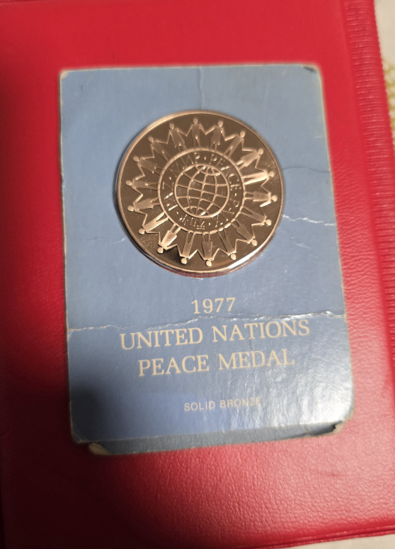 1977 United Nations Peace Medal - Solid Bronze - photo 2