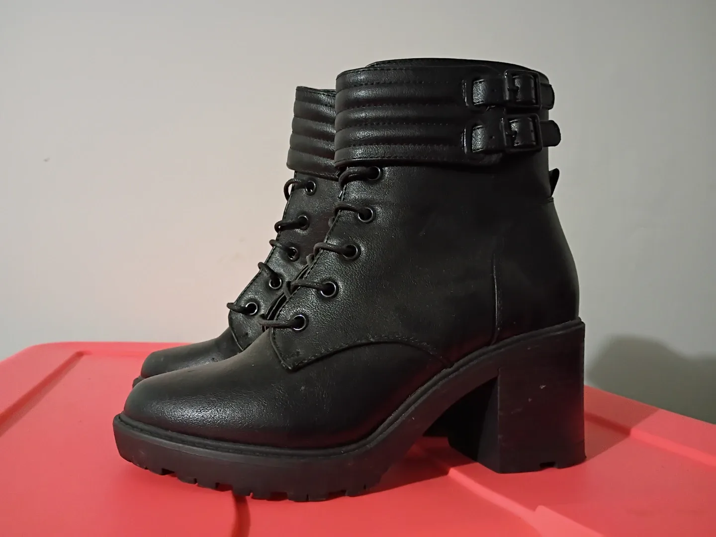 Size 7.5 Shoedazzle Boots