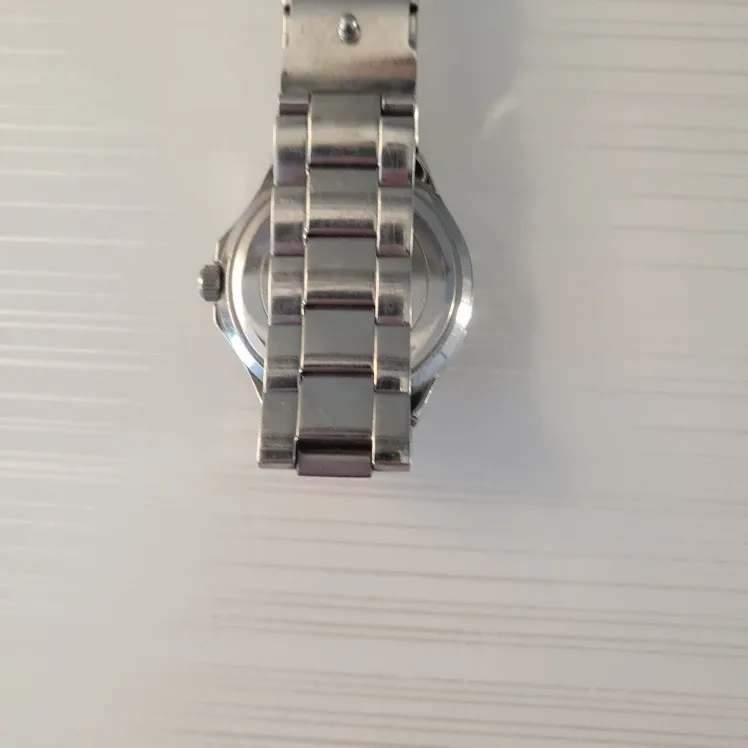 Gently Used! Guess Silver Chronograph Watch - Quick Pickup!🚀 image indicator(6)