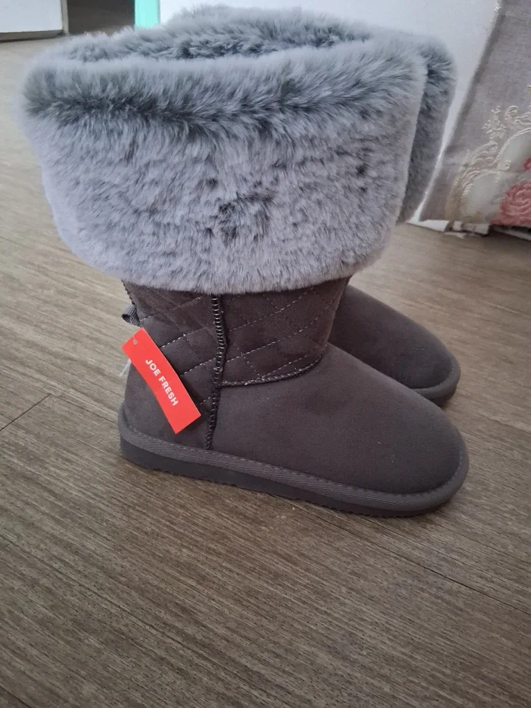 Brand NEW Winter Boots - Size 13 image indicator(2)