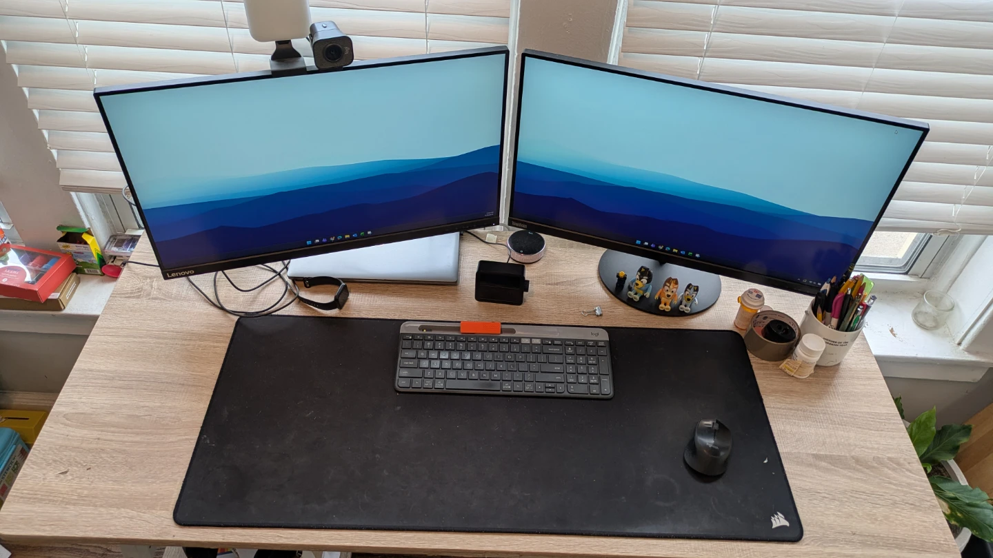 Big desk with metal frame. - photo 2