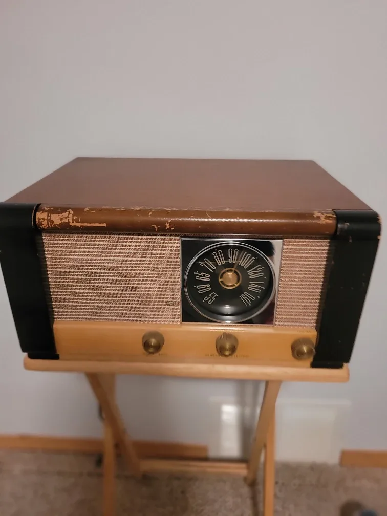 Vintage table radio with record player image indicator(2)