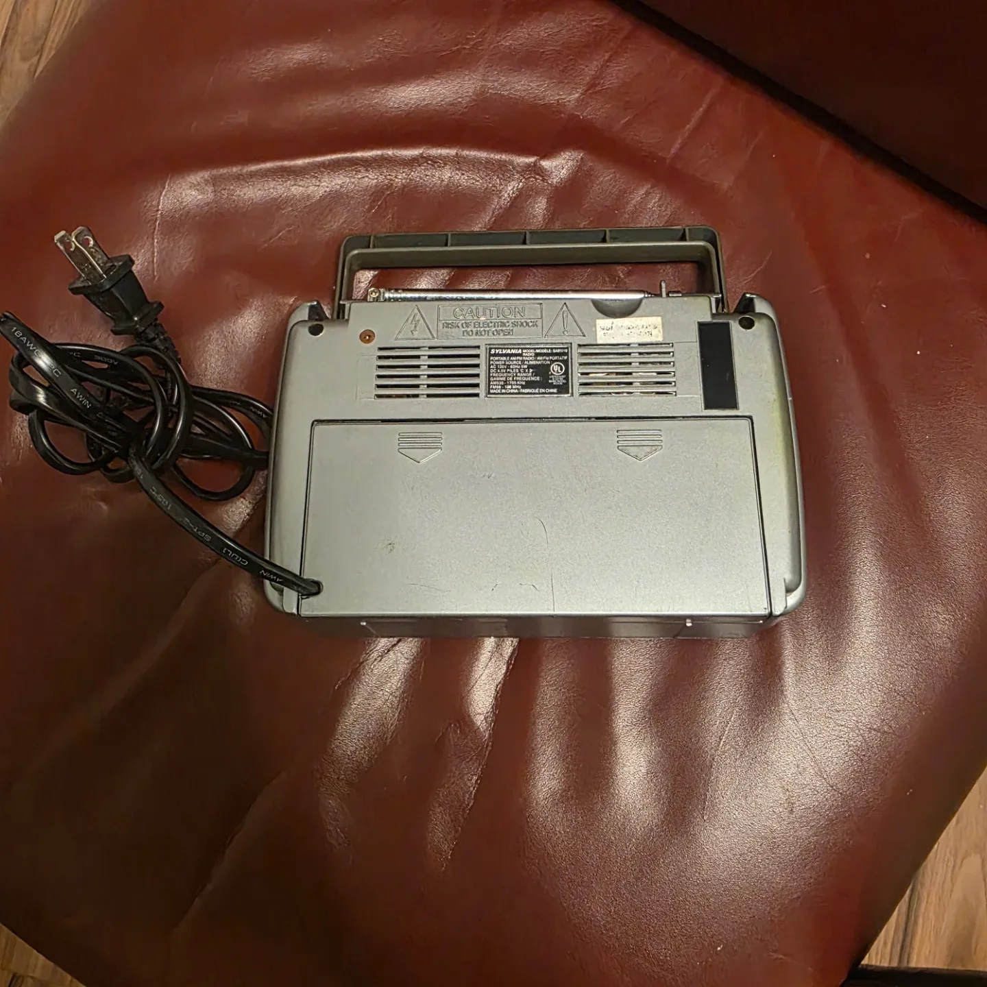 Sylvania Portable AM/FM Radio image indicator(2)