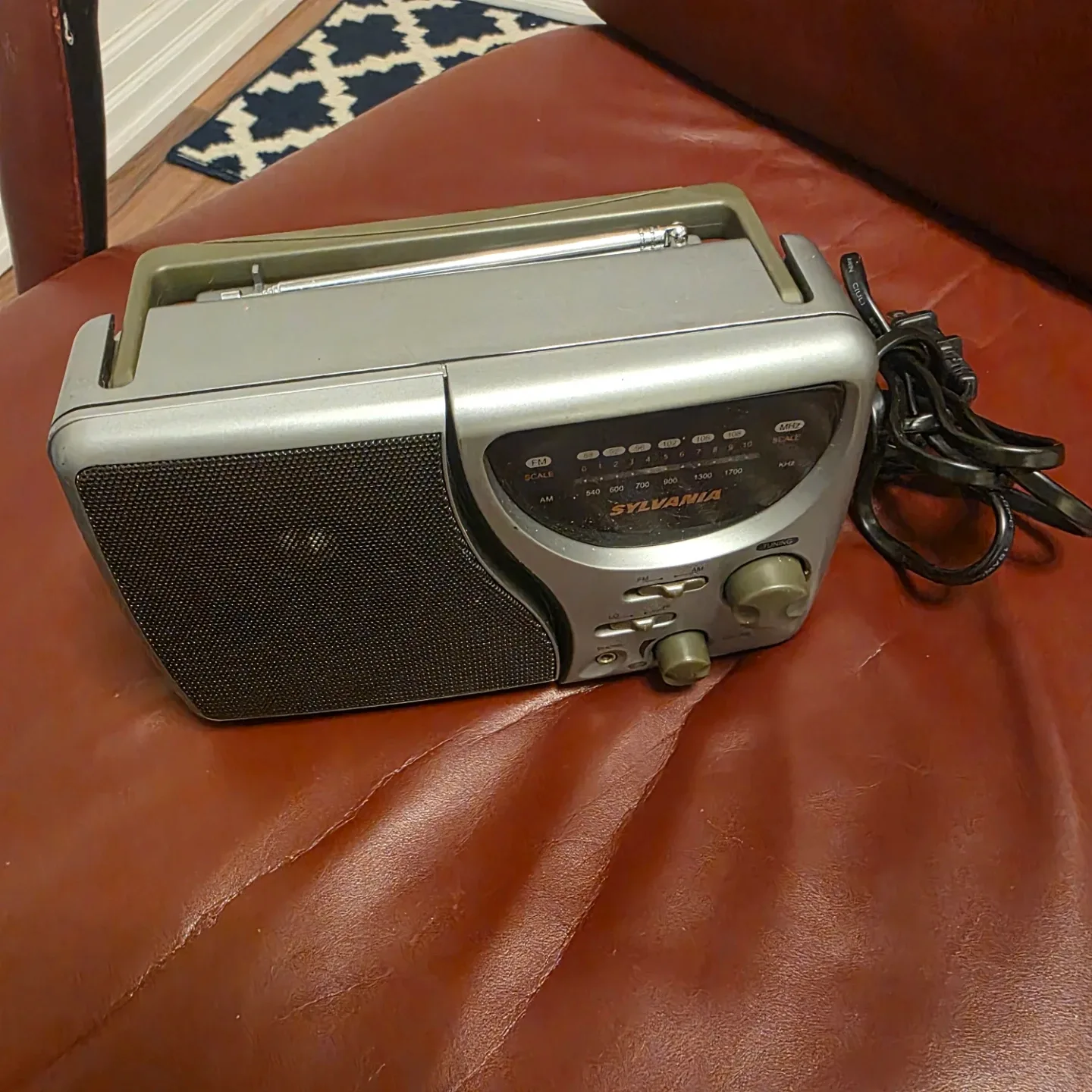 Sylvania Portable AM/FM Radio image indicator(3)