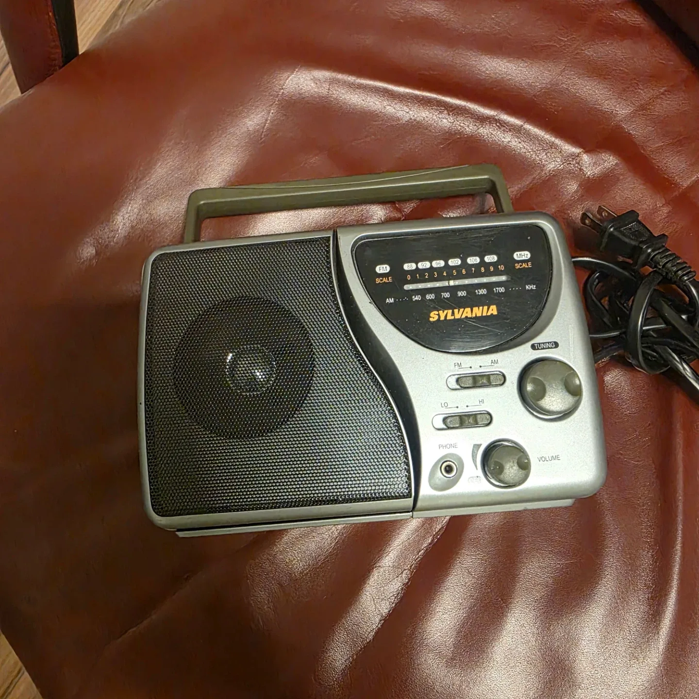 Sylvania Portable AM/FM Radio image indicator(4)