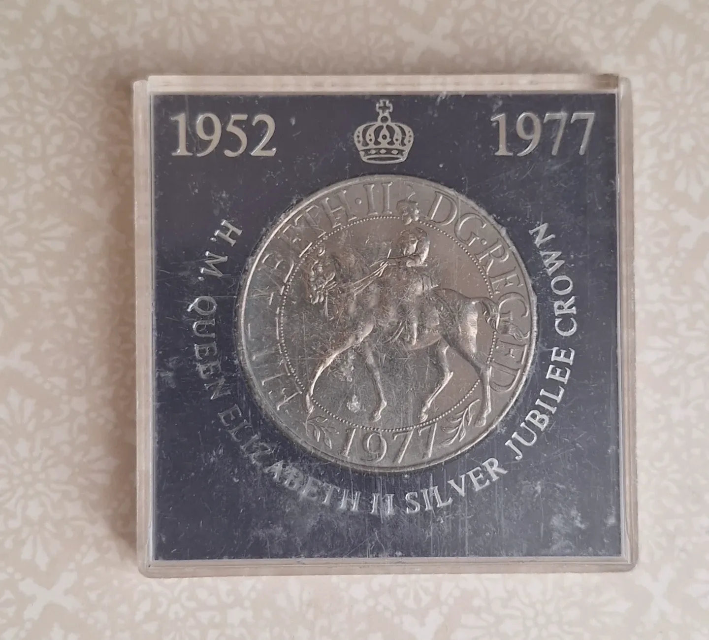 Elizabeth II Silver Jubilee Crown Coin image indicator(2)