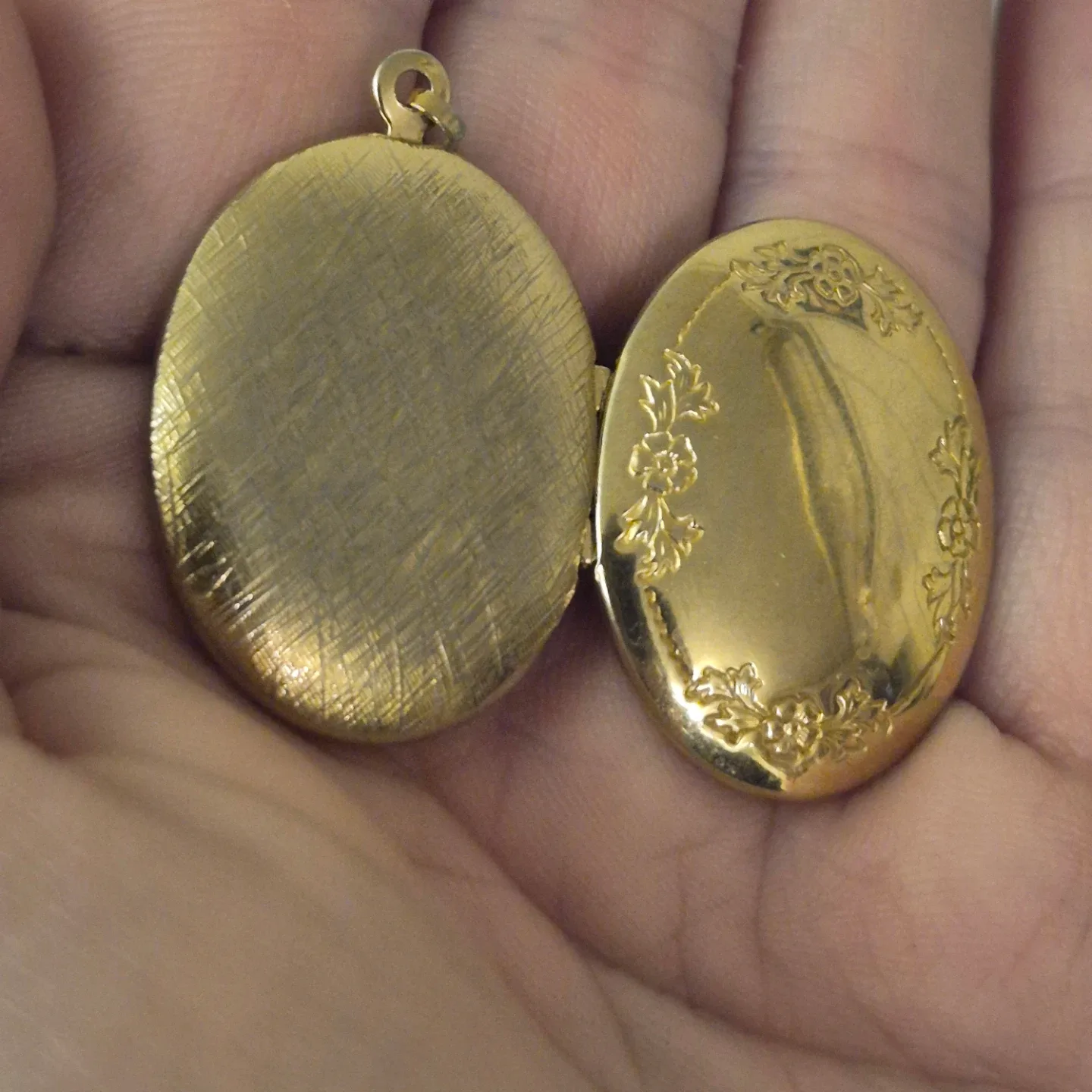 Gold Toned Oval Locket image indicator(2)