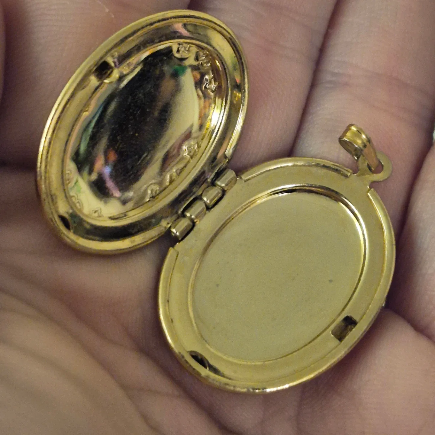 Gold Toned Oval Locket image indicator(3)