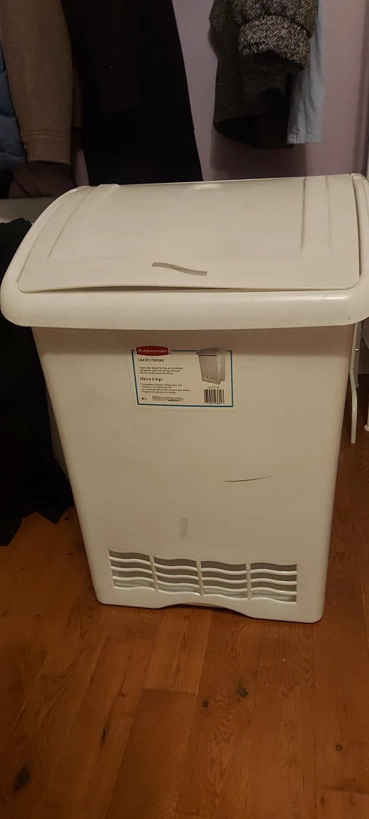 Rubbermaid Laundry Hamper - White