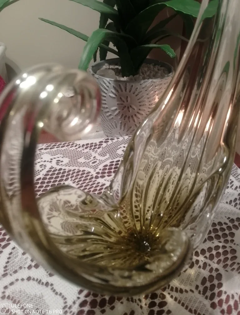 Vintage Art Glass Vase image indicator(2)