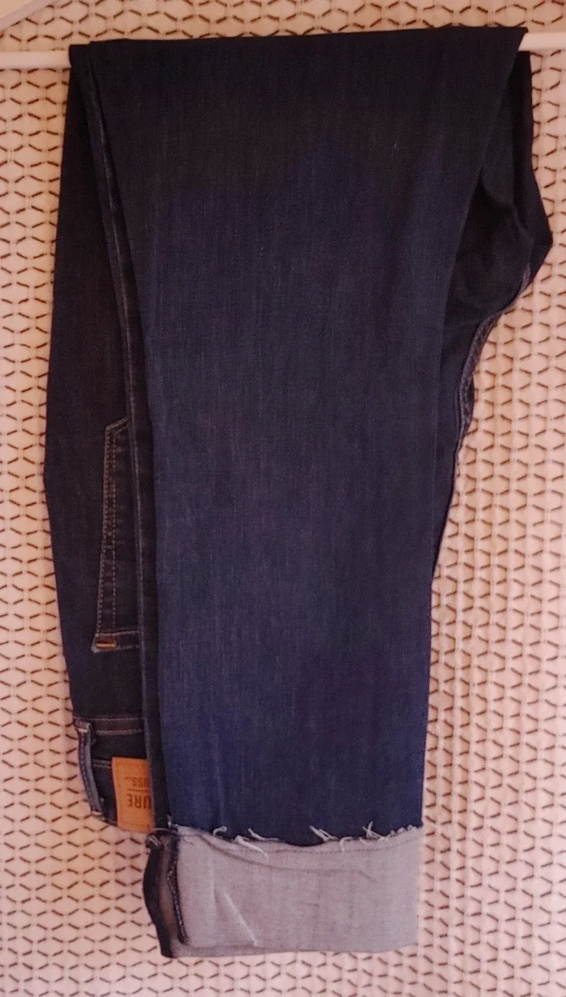 Woman's Signature Levi's Jeans image indicator(2)