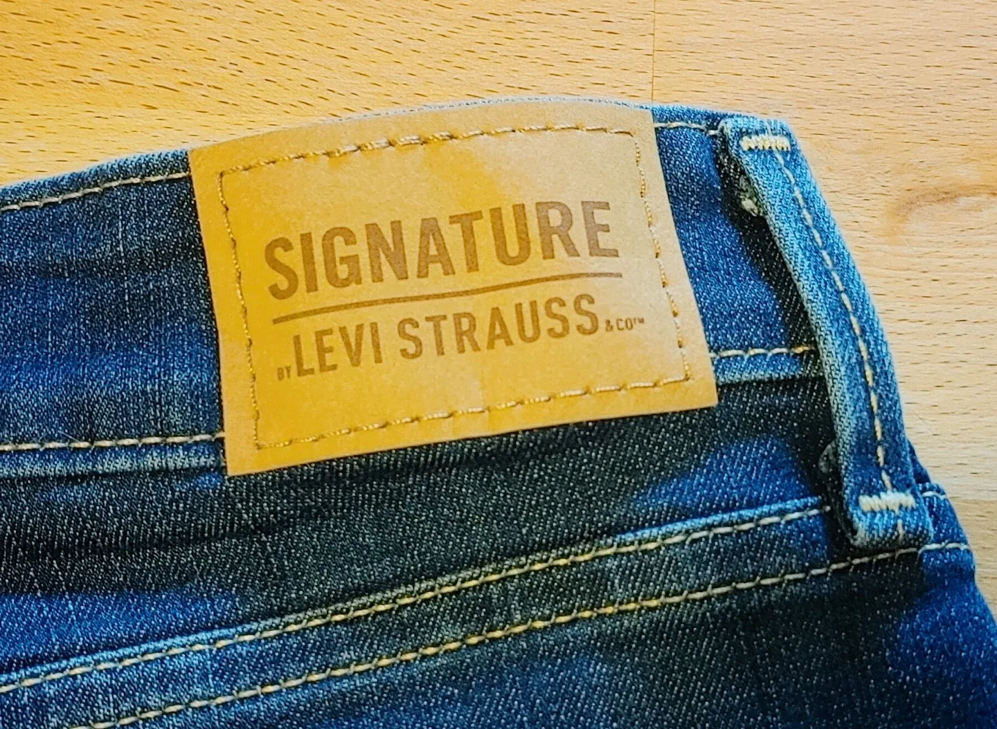 Woman's Signature Levi's Jeans image indicator(4)