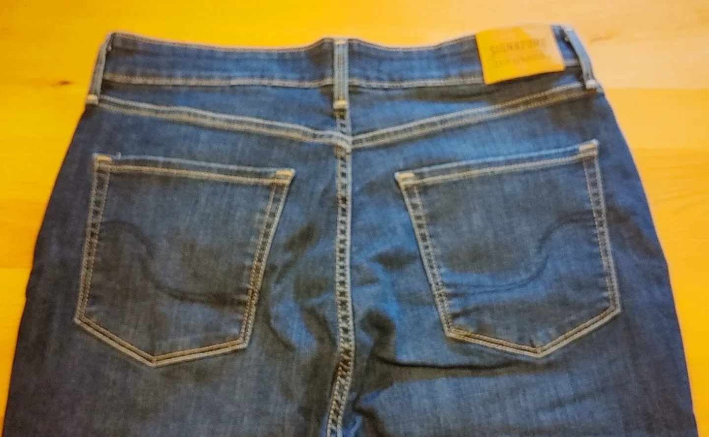 Woman's Signature Levi's Jeans image indicator(6)
