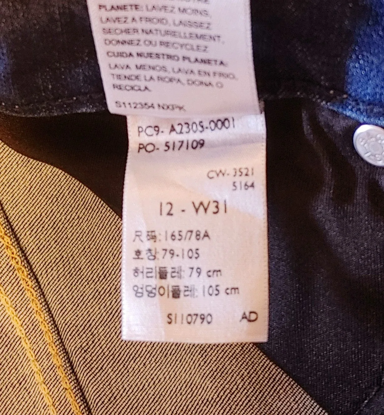 Woman's Signature Levi's Jeans image indicator(7)