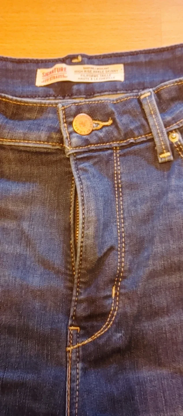 Woman's Signature Levi's Jeans image indicator(8)