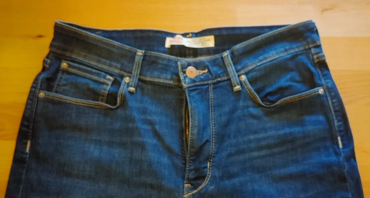 Woman's Signature Levi's Jeans image indicator(10)