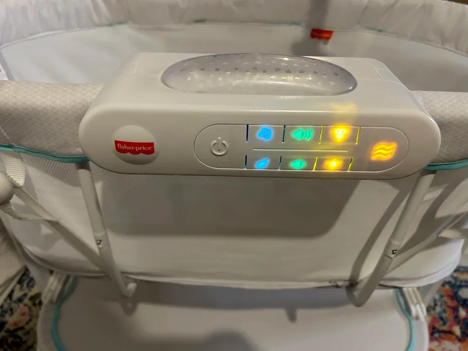 Fisher-Price Soothing Motions Bassinet image indicator(2)