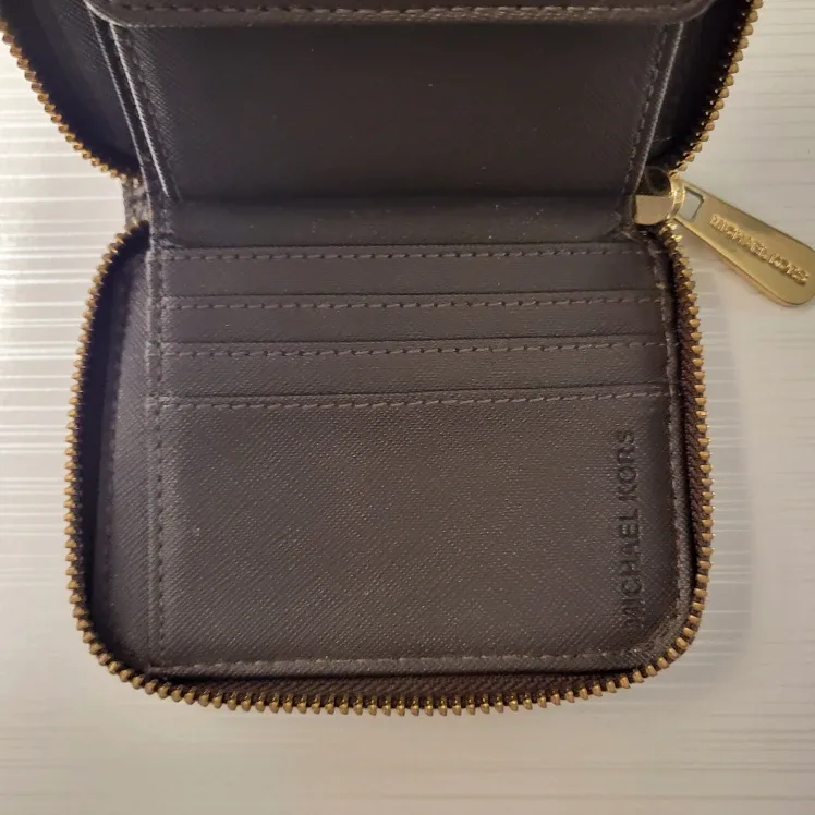 Pristine! Michael Kors Crossbody & Wallet - Quick Pickup!🚀 image indicator(9)