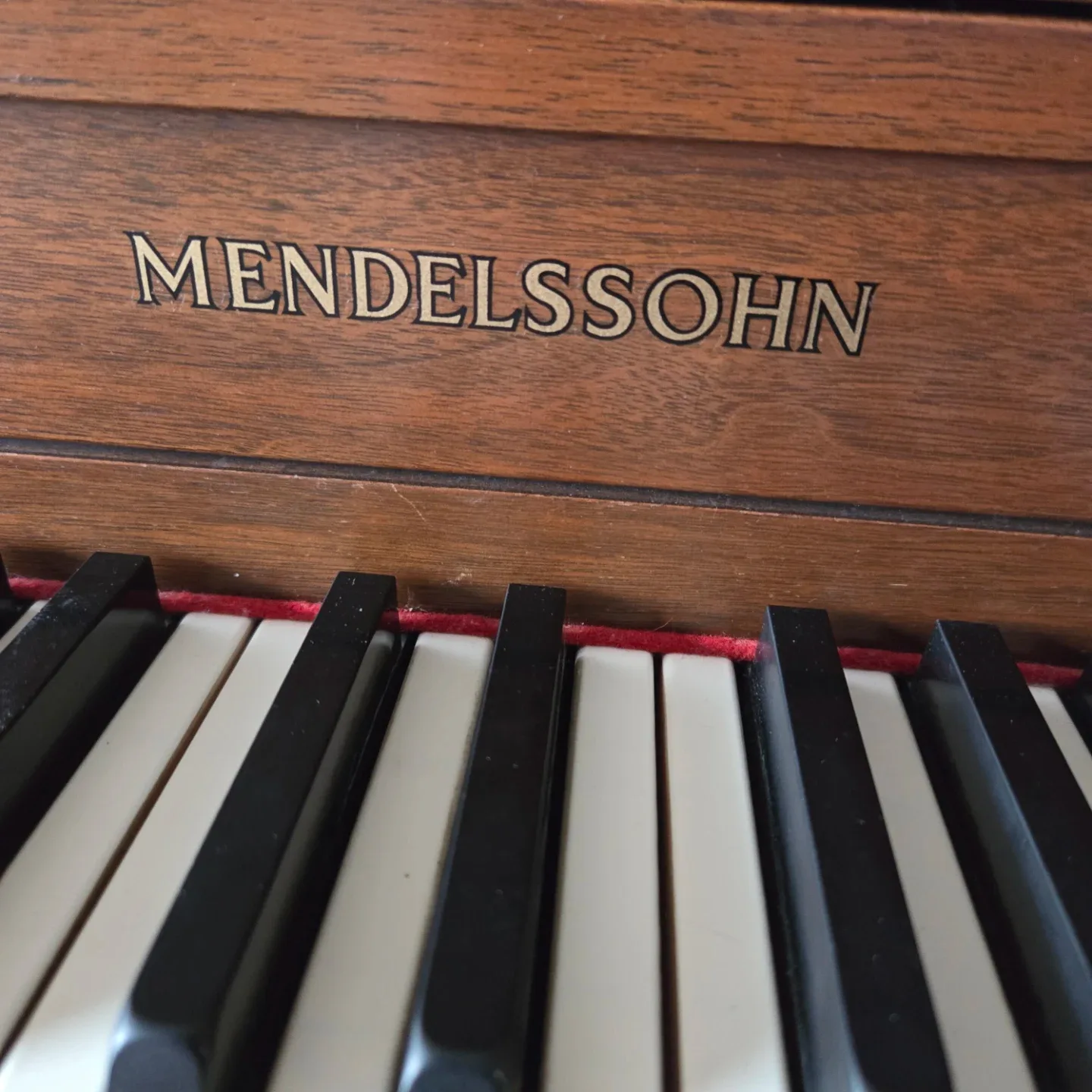 Mendelssohn Piano with Bench image indicator(4)