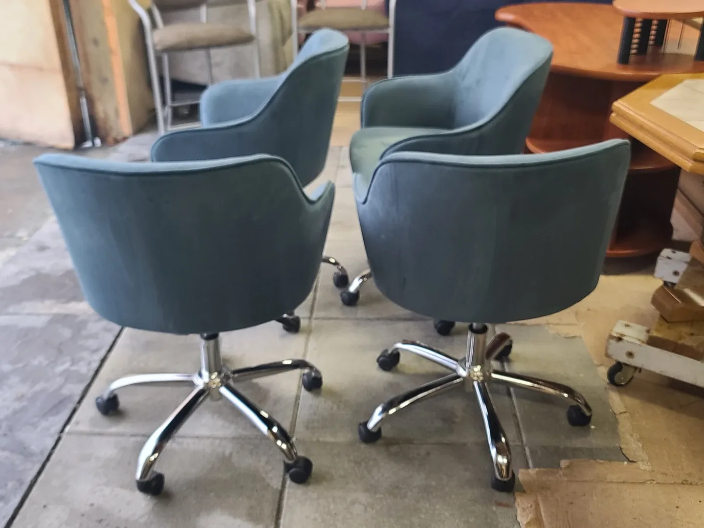 Table with 4 Blue Velvet Swivel Chairs image indicator(6)