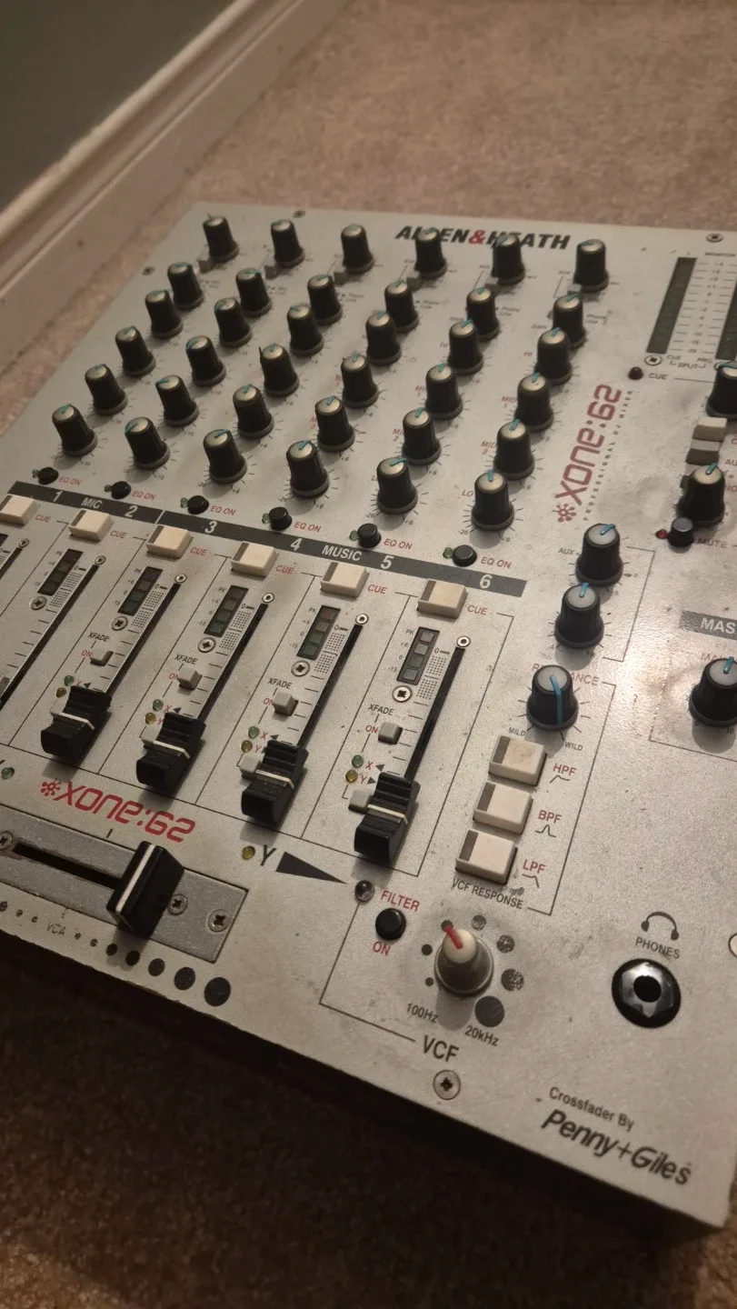 Allen & Heath Xone:62 Professional DJ Mixer image indicator(3)