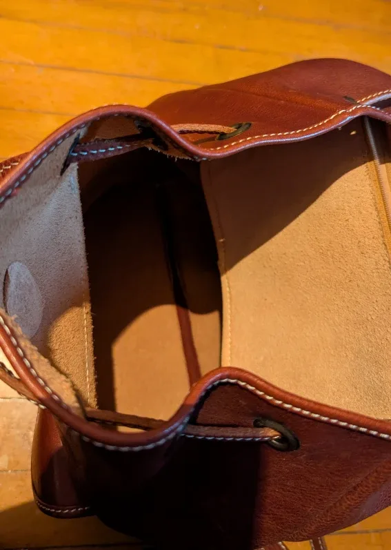 Sturdy, handsome women's handbag/backpack made in the UK. image indicator(4)