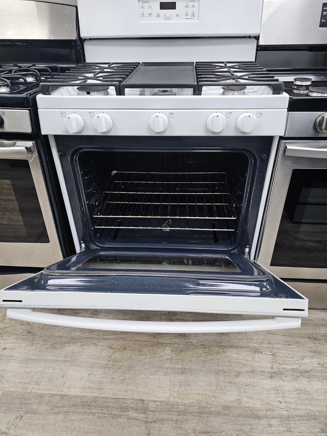 GE 30in white gas stove - photo 2