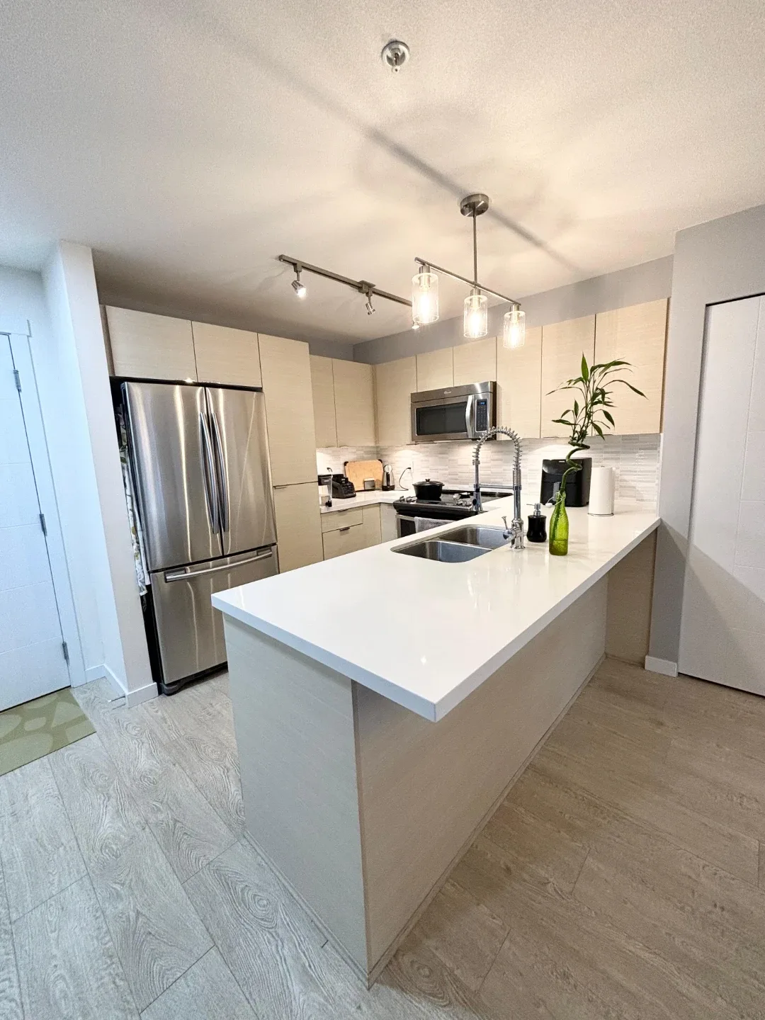 2bed+den 2 bath condo for rent