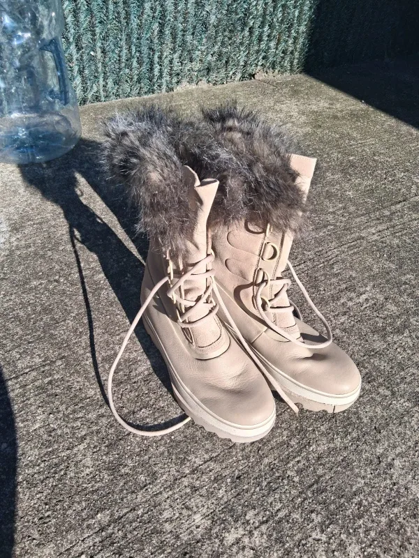 Beige Winter Boots with Fur Trim