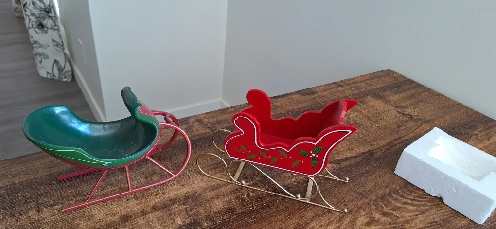 Christmas Sleighs - Red & Green Decor