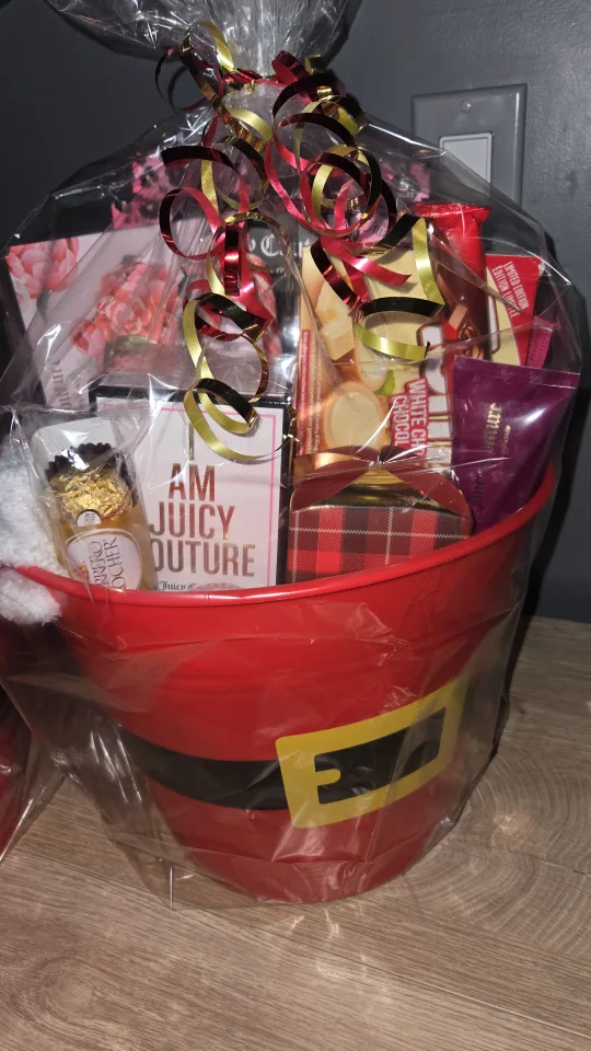 Juicy Couture Makeup/Perfume Basket image indicator(7)