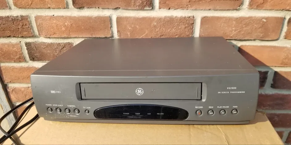 ☆☆☆GE VHS VCR Player (Model VG2000) PLUS SEVERAL VHS MOVIES!!☆☆☆