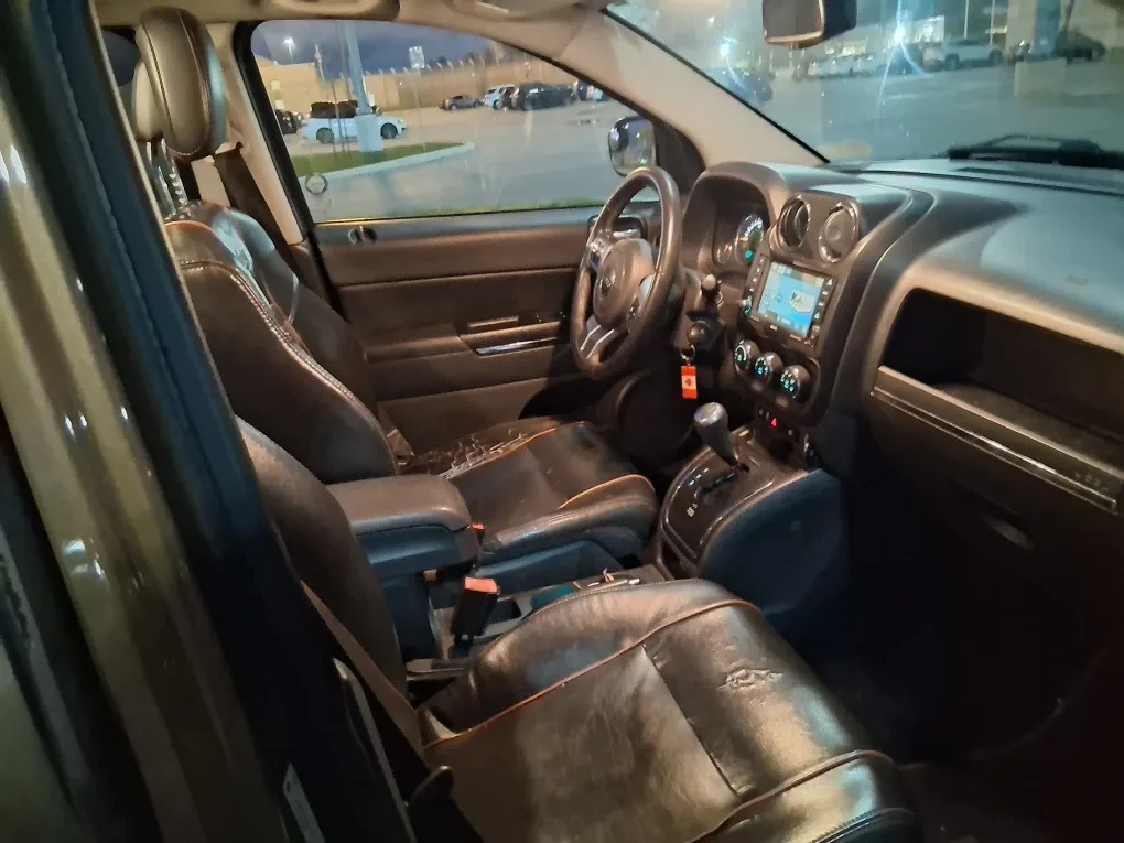 Jeep Compass SUV - Brown image indicator(7)