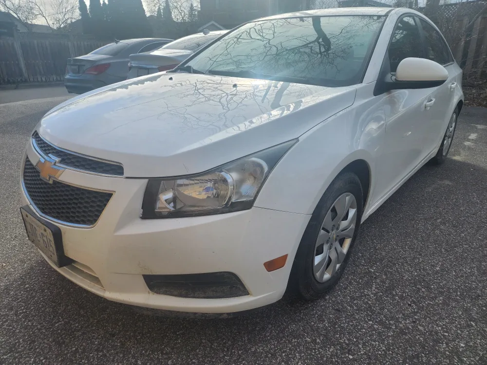 White Chevrolet Cruze LT