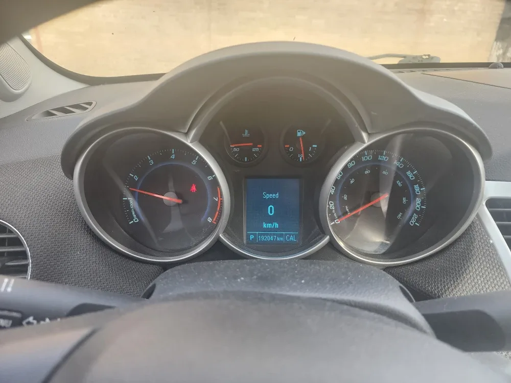 White Chevrolet Cruze LT image indicator(7)