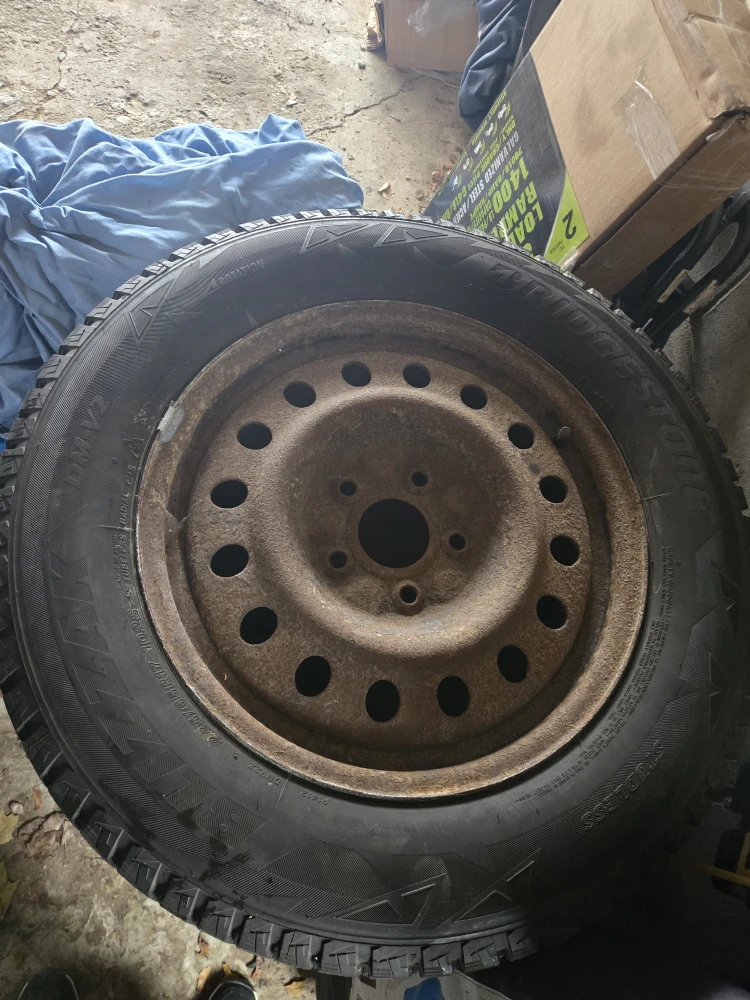 Bridgestone Blizzak DM-V2 Winter Tire 225/65R17