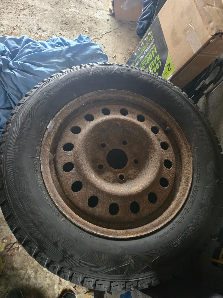 Bridgestone Blizzak DM-V2 Winter Tire 225/65R17