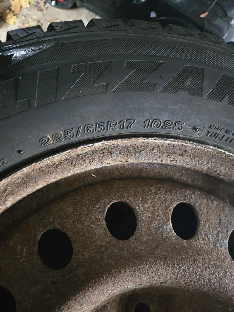 Bridgestone Blizzak DM-V2 Winter Tire 225/65R17 image indicator(3)