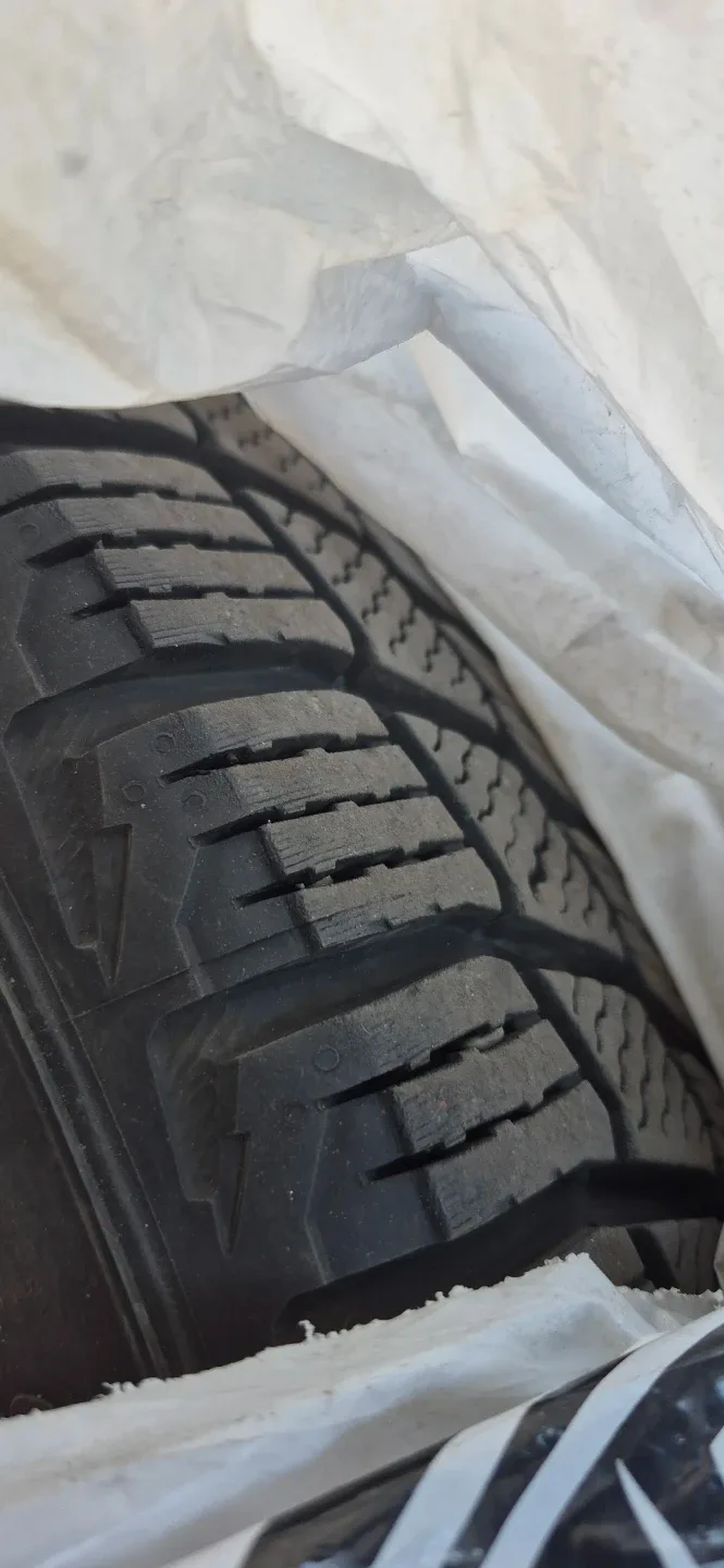 Michelin X-Ice Snow 235/45R18 Tire image indicator(2)