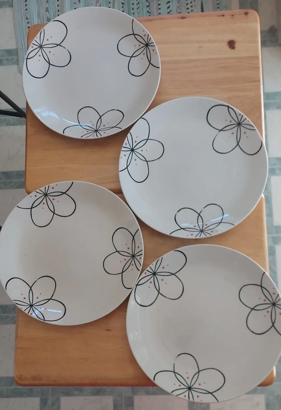 Mugs and Plates Set with Floral Design image indicator(4)