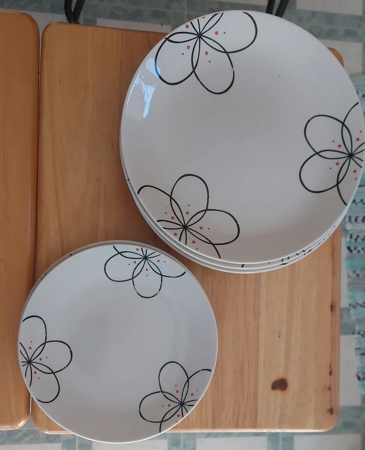 Mugs and Plates Set with Floral Design image indicator(5)