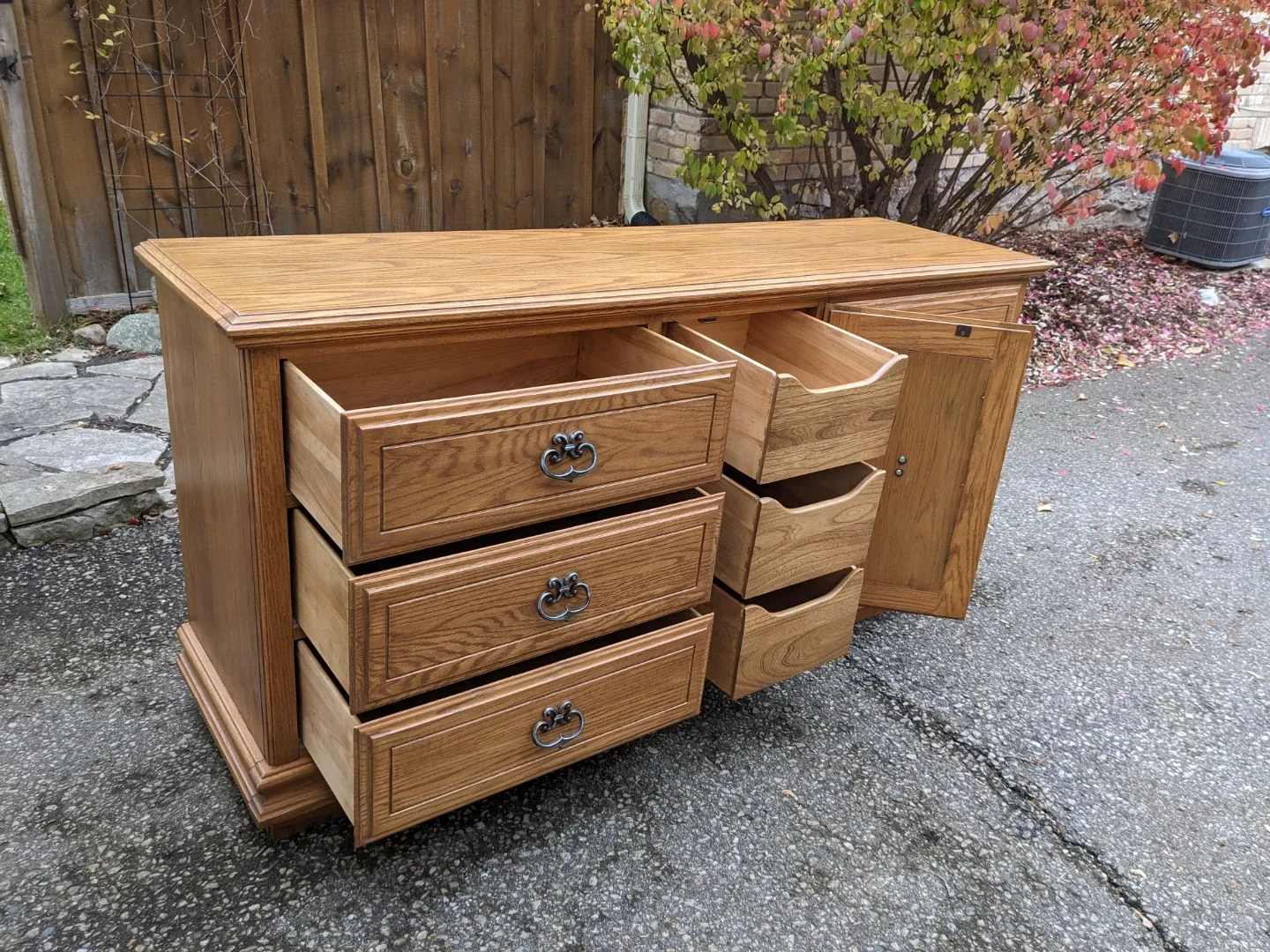 Kroehler 9 Drawer Triple Dresser in Solid Oak image indicator(5)