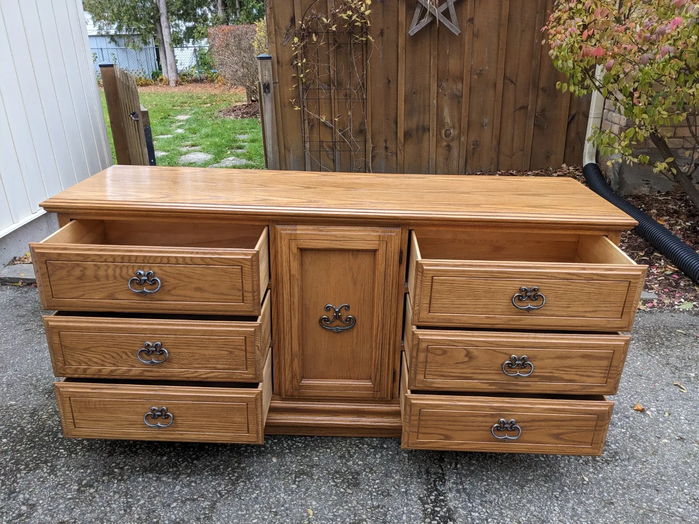 Kroehler 9 Drawer Triple Dresser in Solid Oak image indicator(7)