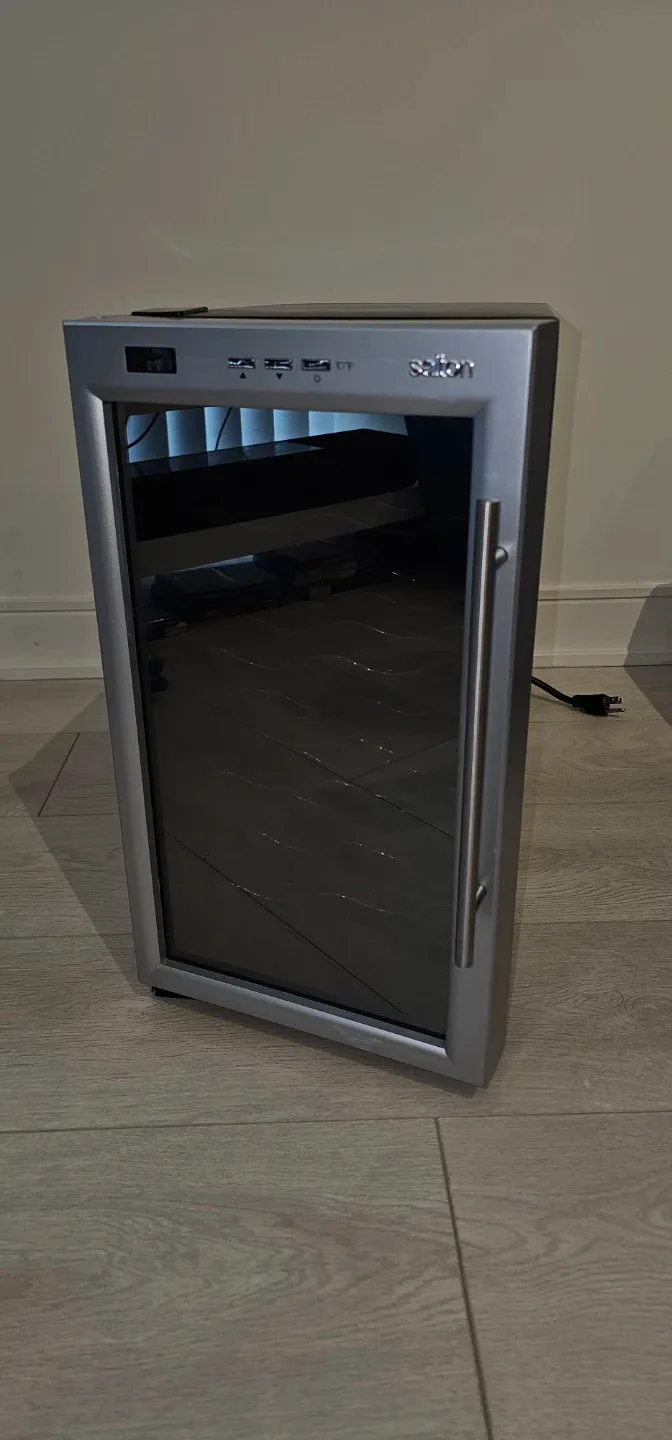 Salton 8 bottle wine cooler/fridge.