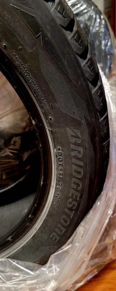 Bridgestone Blizzak DM-V2 265/50R20 Winter Tires image indicator(3)
