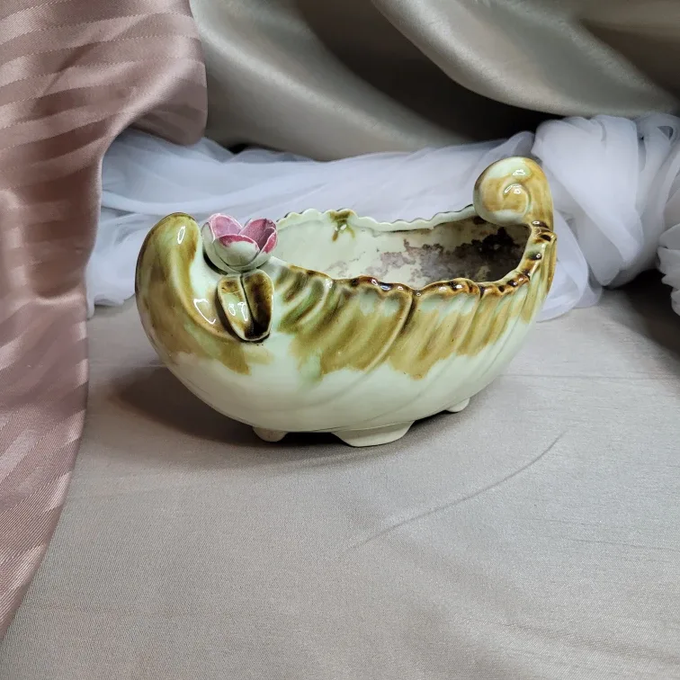 Beautiful Vintage 7" x 4 1/2" x 4" Ceramic Planter