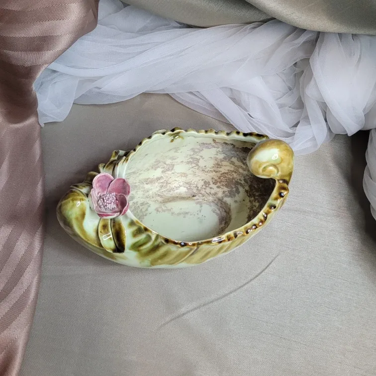 Beautiful Vintage 7" x 4 1/2" x 4" Ceramic Planter image indicator(3)