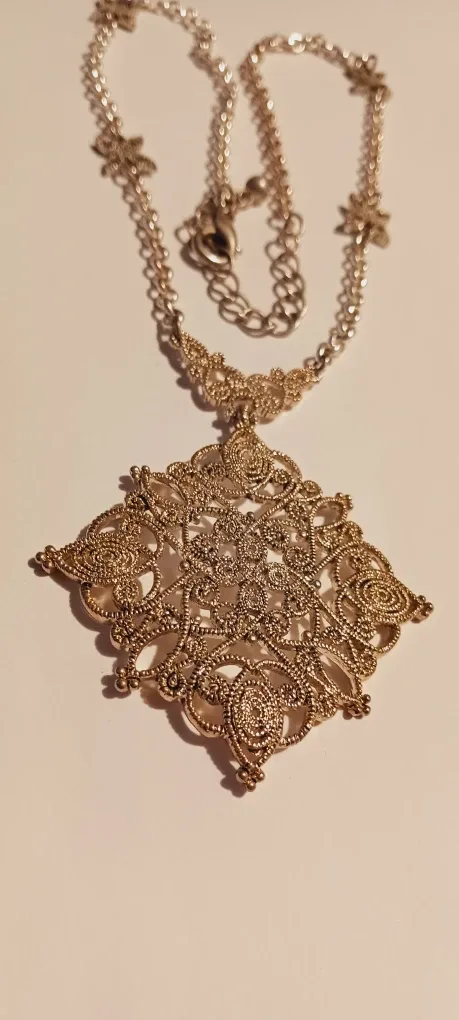 Lovely Silver Tone Filigree Pendant Necklace image indicator(2)
