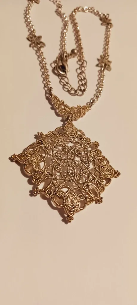 Lovely Silver Tone Filigree Pendant Necklace image indicator(3)