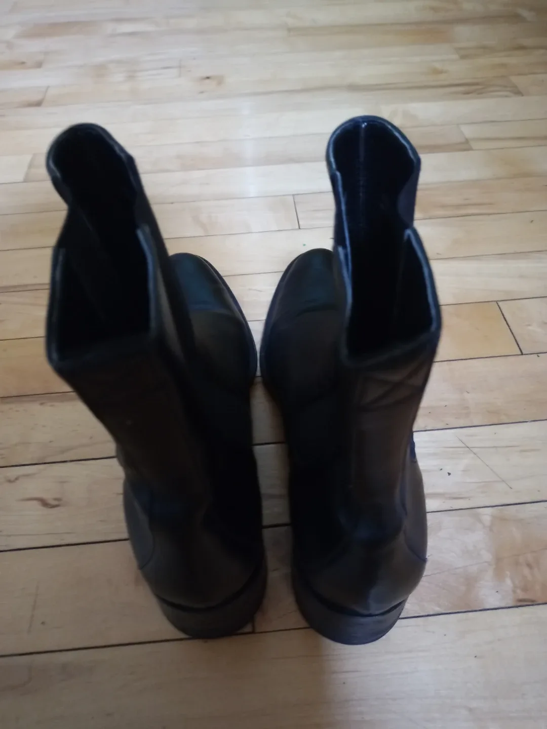 Ladies Black Leather Ankle Boots size 9 image indicator(3)